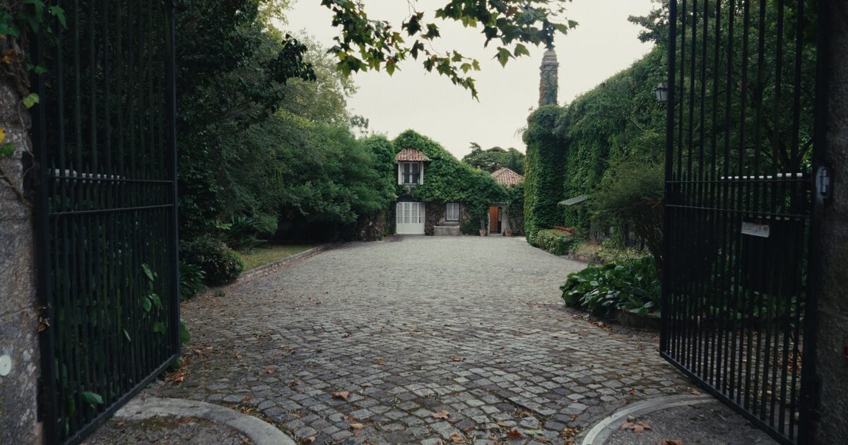 THE SERVANTS, the open gates of the estate in Sintra
